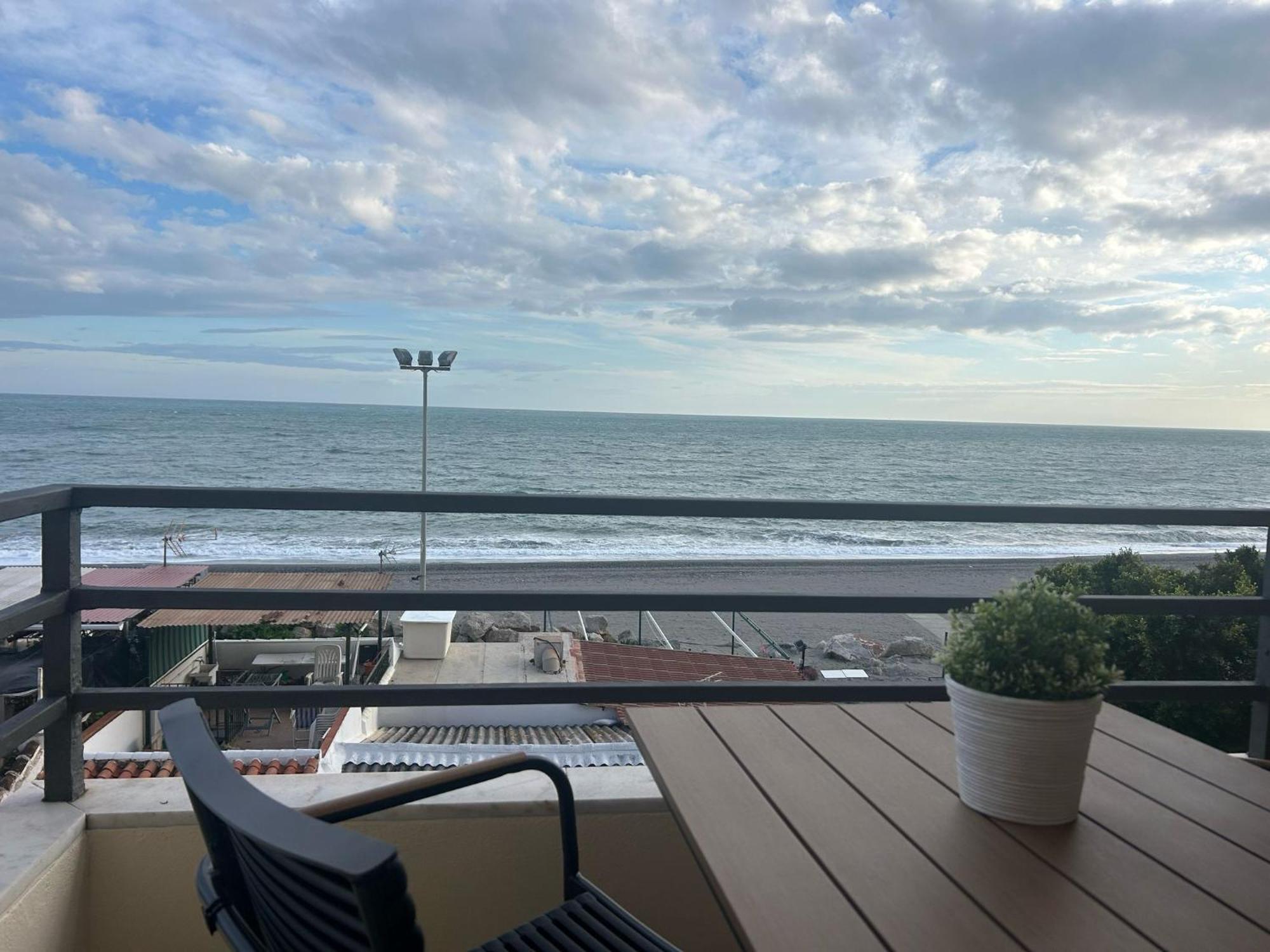 Apartment Maravilloso En Primera Linea De Playa Con Vistas Al Mar En 2 D